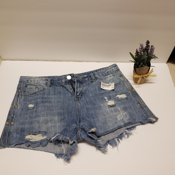 Shorts - Picture 3 of 3